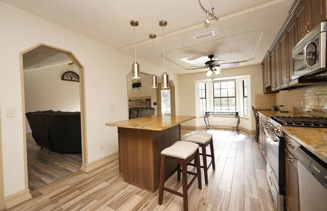 Building Photo - 504 Miller Ln