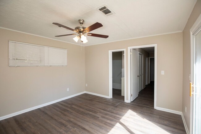 Building Photo - ** 4 Bed 2 Bath located in Rosemont Height...