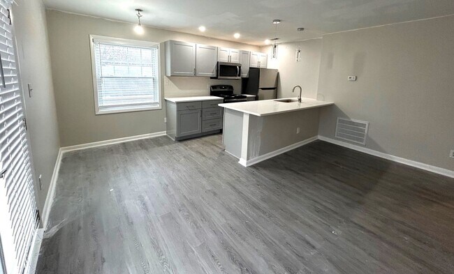 Interior Photo - STATE102
