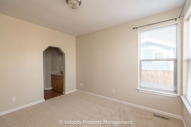 Building Photo - NW Redmond Townhome - Recently Remodeled with all new flooring and paint!