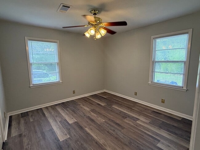 Building Photo - 2BR Duplex with Washer/Dryer + Fresh Updates + Lawn care included