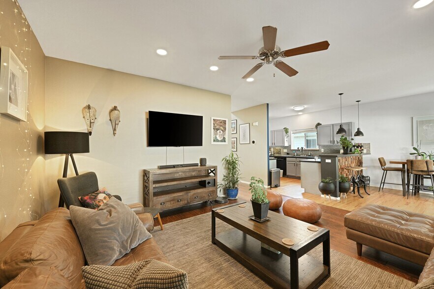 Living room - 2633 Clarion Ln