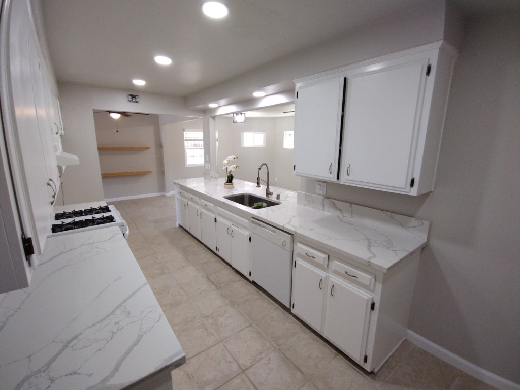 Building Photo - 909 Galopago St