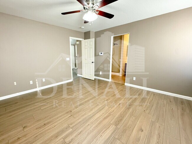 Building Photo - 11810 W Sunnyside Dr