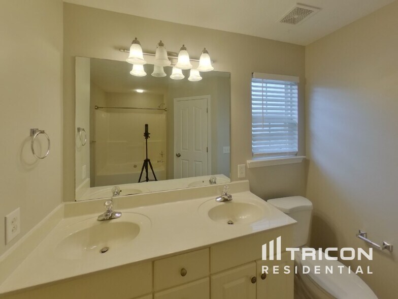 Building Photo - 2156 Aberdeen Cir