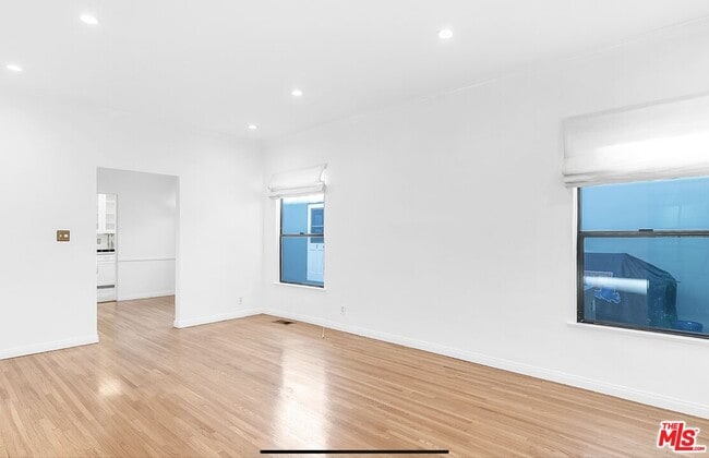 Building Photo - 1125 1/2 Glenville Dr