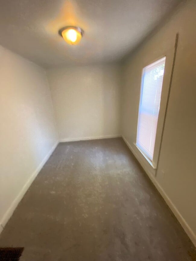 Building Photo - 2 Bedroom House Basement & Garage - Fenced...