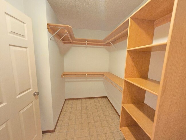 Building Photo - Spacious West Sioux Falls Twinhome with Gr...