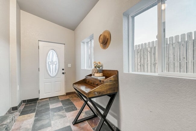 Building Photo - Updated Historic 5BR Near Downtown Denver & Light Rail! June Move-in Special!