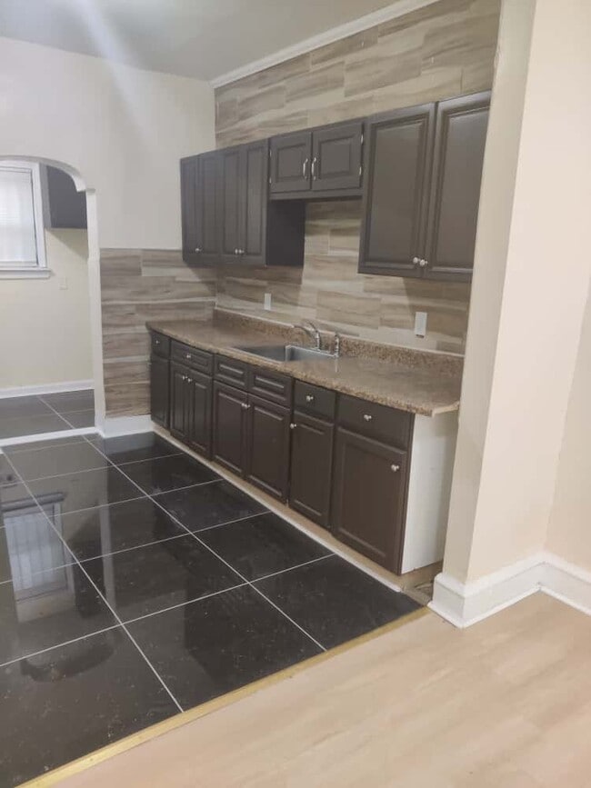 Building Photo - 617 E Hilton St