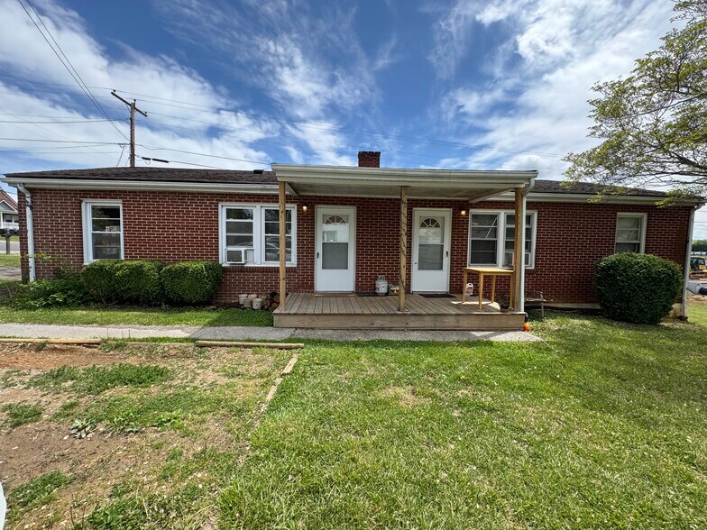 Building Photo - 1102 Airport Rd