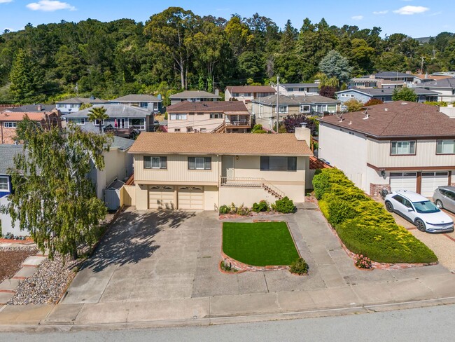 Building Photo - Charming Single-Family Home in a Desirable...