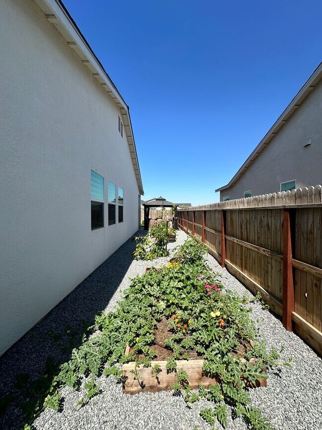 Building Photo - 3803 N Santa Fe St