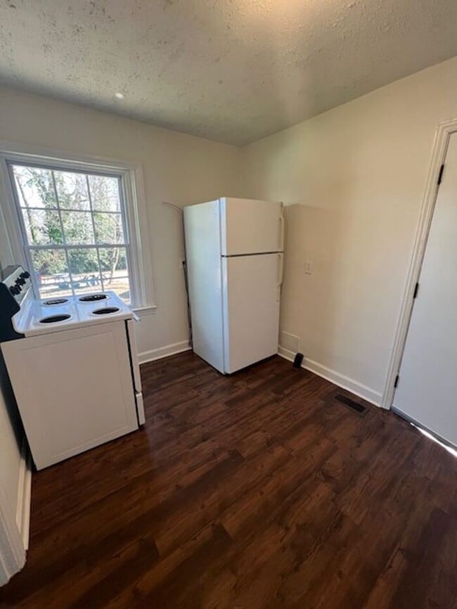 Building Photo - Newly Remodeled 2/1 Single Family House in Spartanburg!!