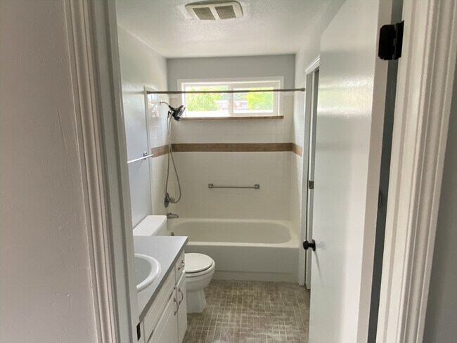 Full bath - 2 - 237 Shepard Way NW