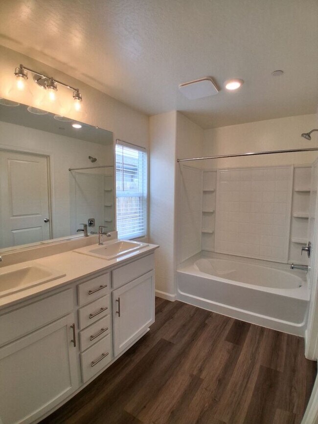 Building Photo - PRICE REDUCTION + MOVE-IN SPECIAL! Beautiful Home in Madera!