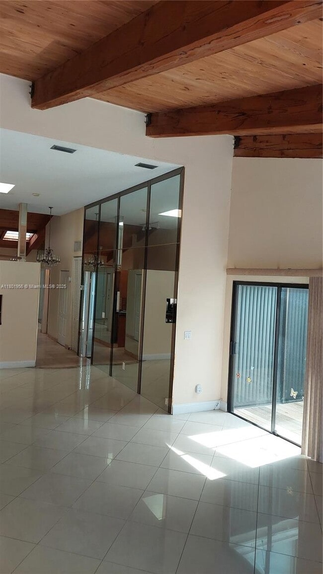 Building Photo - 2675 Parkview Dr S