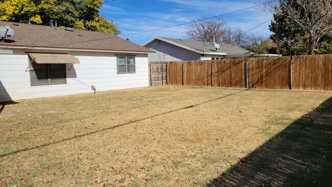 Building Photo - Leasing now! Cozy and comfortable 3/2/2 Brick Home Available for August