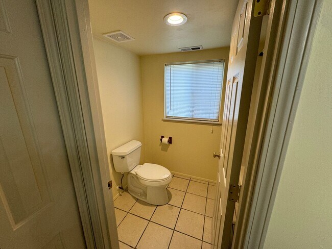 Building Photo - 1048/A/