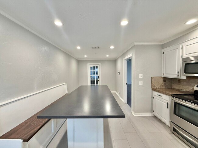 Building Photo - Available Now! Spacious 4 Bed/3 Bath Home in Tyler! Hot Tub!