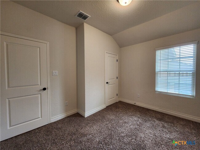 Building Photo - 324 Untermaier St