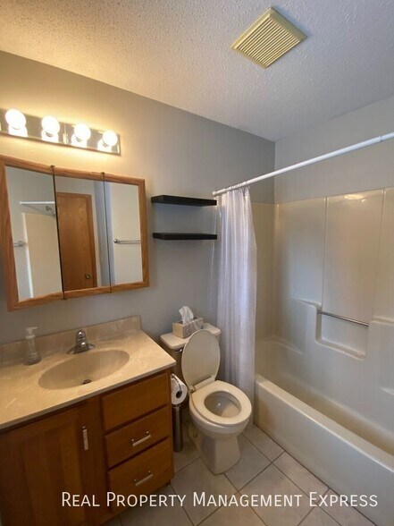 Building Photo - Spacious 4 bedroom 3 bathroom