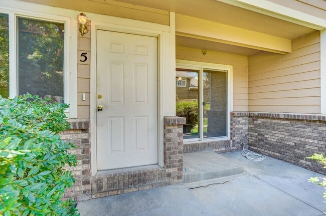 Building Photo - $1,795 - 2 bed/2.5 bath Townhome with new ...