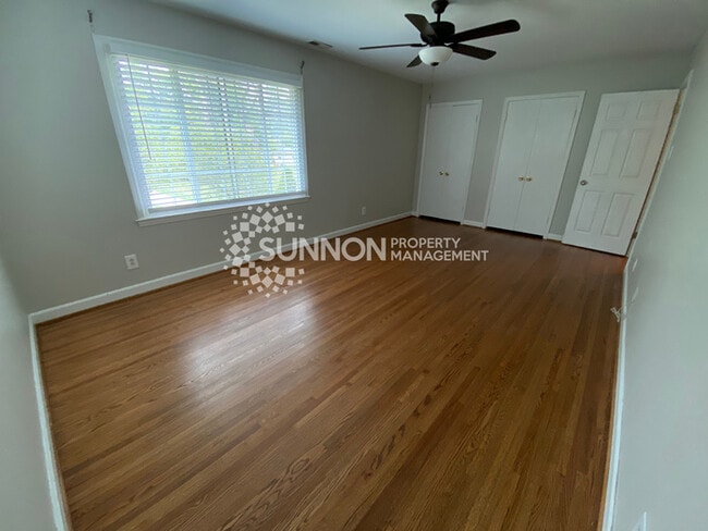 Building Photo - Charming 3 bed, 2.5 bath