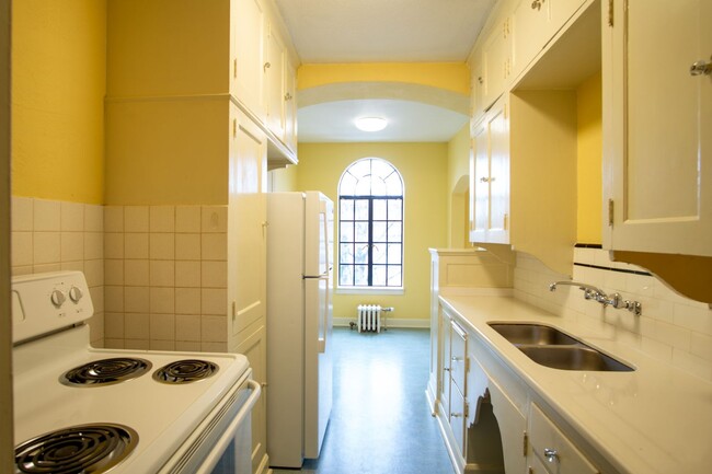 Building Photo - RARE Availability: Stunning Studio on Miss...