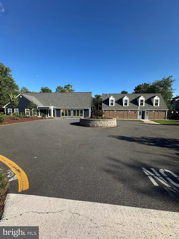 Building Photo - 4002 Summer Hollow Ct