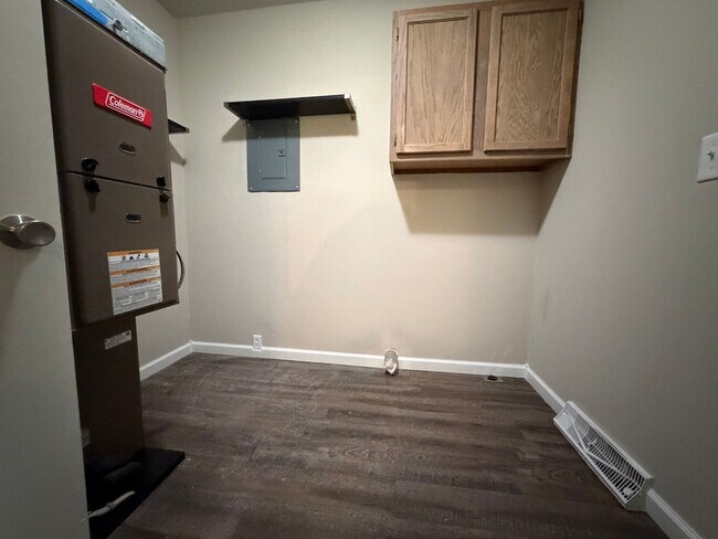 Building Photo - Beautiful 3 bed with tons of charm!