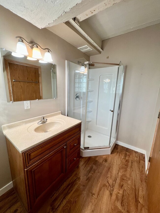 Building Photo - Industrial Style 3 Bedroom Home AVAILABLE JUNE!!!