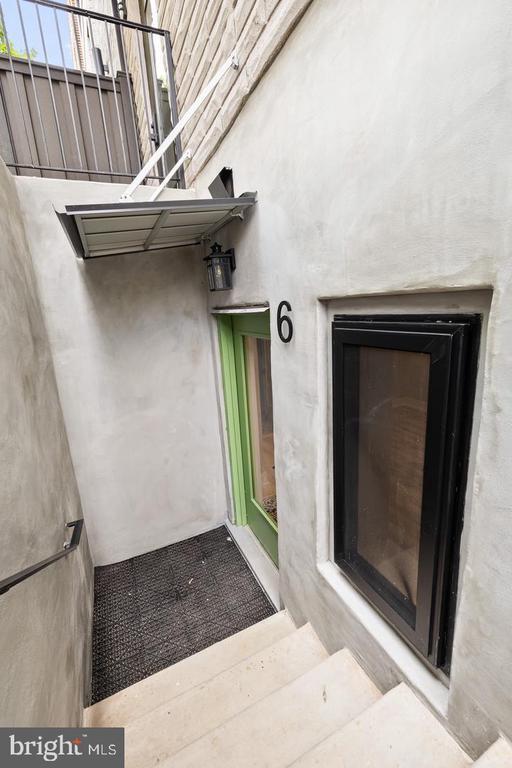 Building Photo - 400 S Conkling St