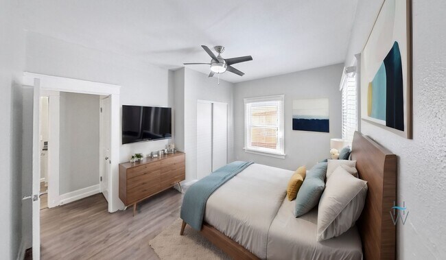 Building Photo - Renovated 2bd/1ba with huge kitchen & full...