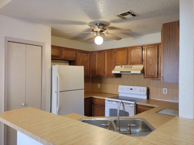 Building Photo - Great Home in Moore Schools & Close & Conv...