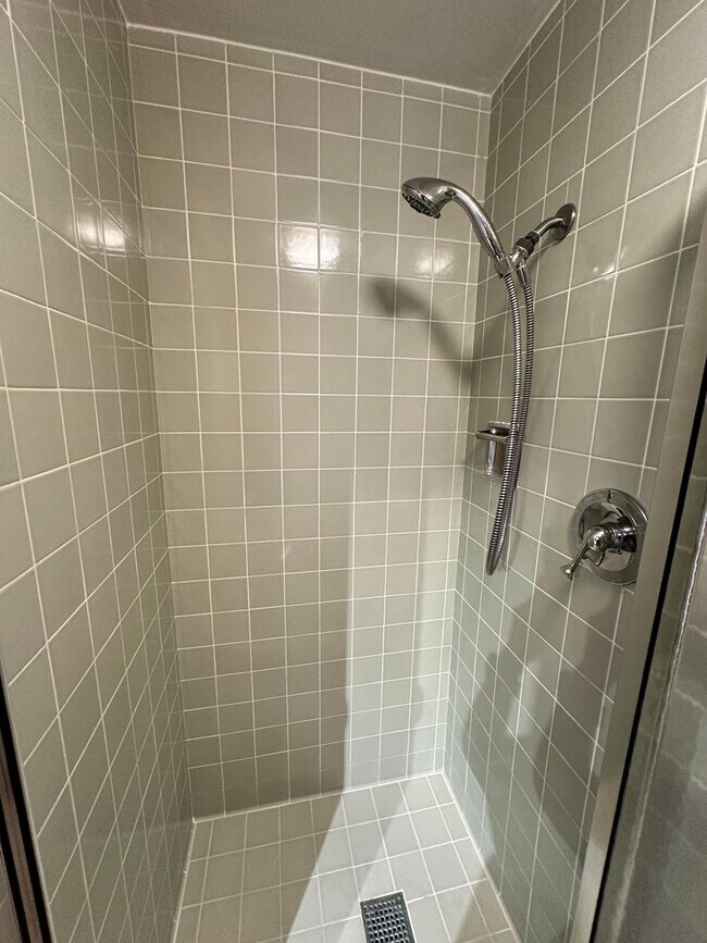 Building Photo - Spacious 2 Bedroom 2 Baths Condo with Wate...