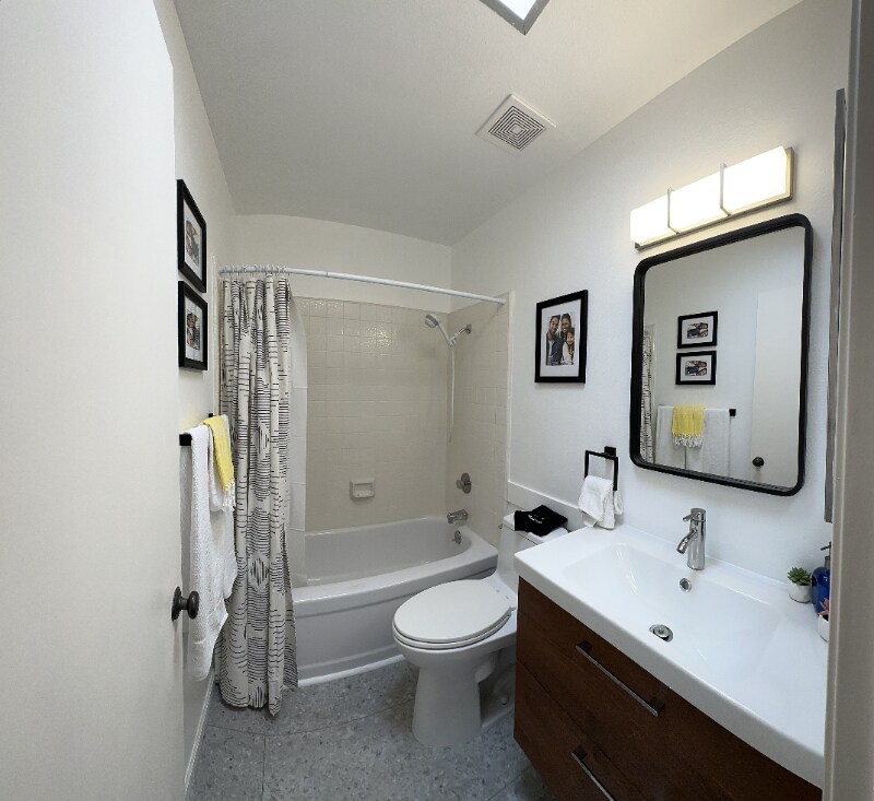 Building Photo - 2303 Los Patos Dr