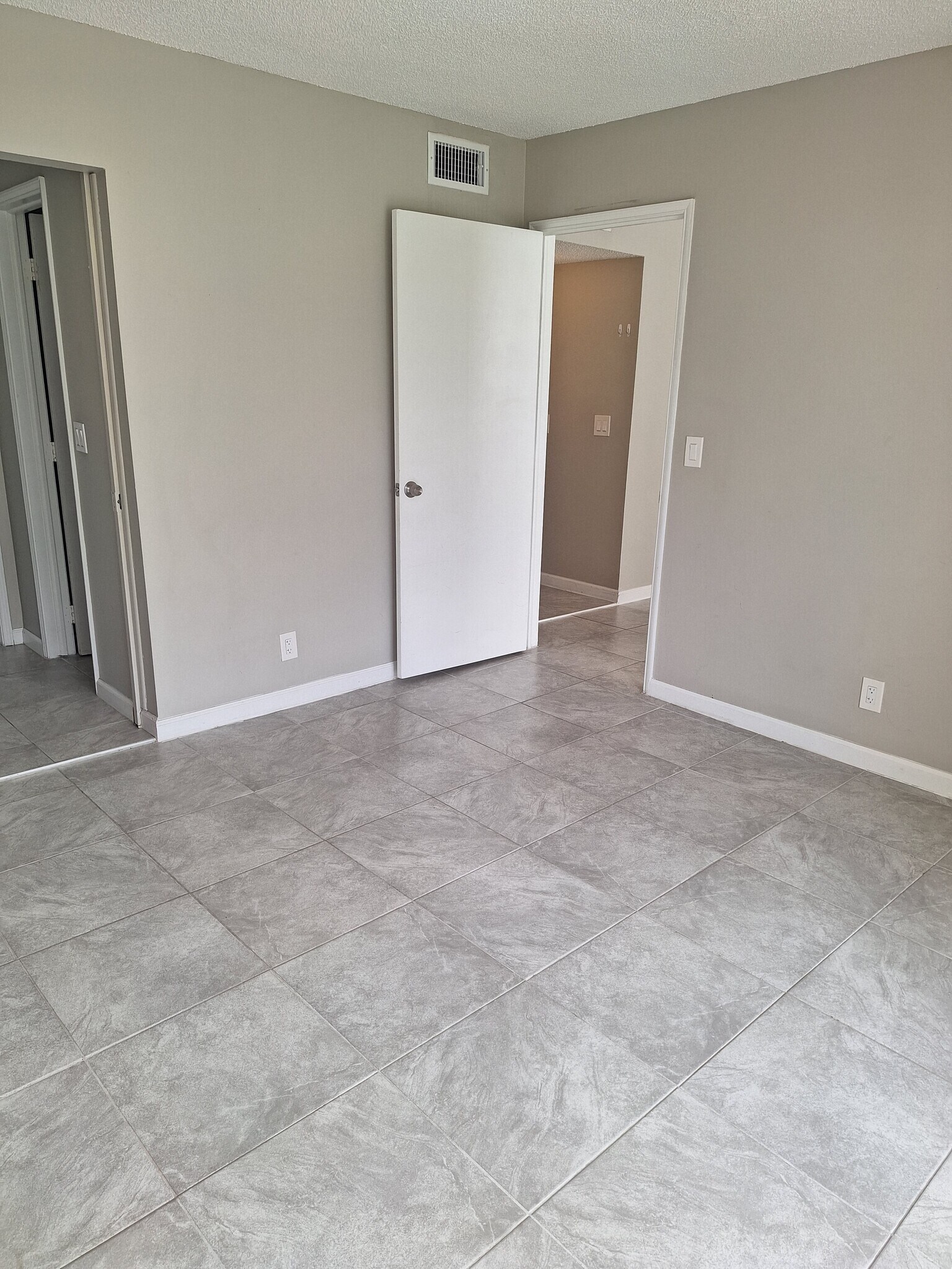 Building Photo - 9441 Live Oak Pl