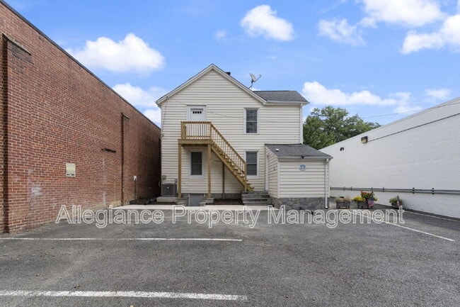 Building Photo - 1506 B Mt Vernon Ave