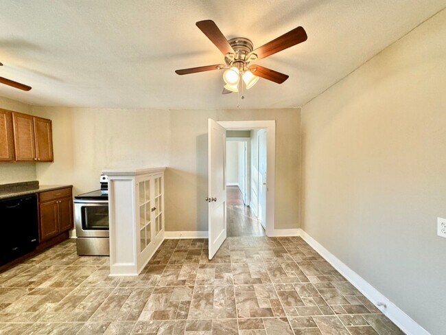 Building Photo - 1-Bedroom, 1-Bath Apartment in Junius Heights