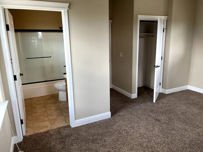 Building Photo - Charming 3 Bed / 3 Bath Craftsman Home in ...