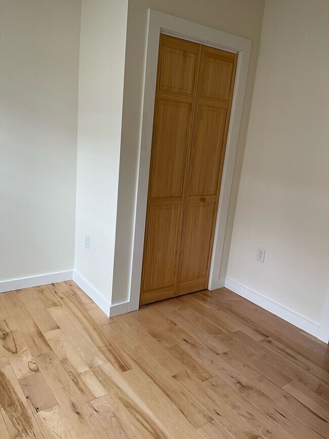 Building Photo - 90 Elm St