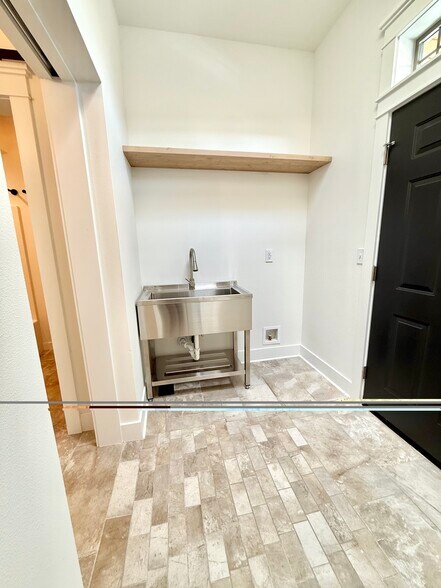 Building Photo - 24 Ash St N