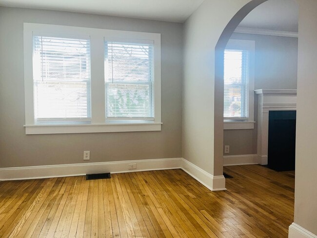 Building Photo - Adorable cottage style home with large fenced in backyard near Downtown Lagrange! Must see!