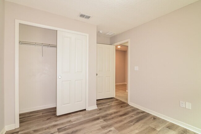 Building Photo - 2861 Mosshire Cir