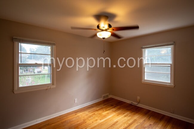 Building Photo - Spacious 4 Bed 2 Bath Home!