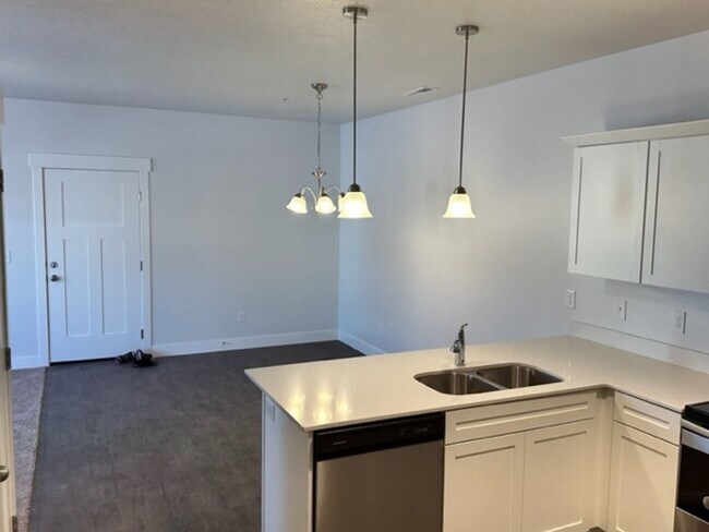 Building Photo - Gorgeous Condo!