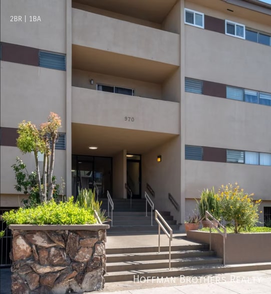 Building Photo - 970 Menlo Ave