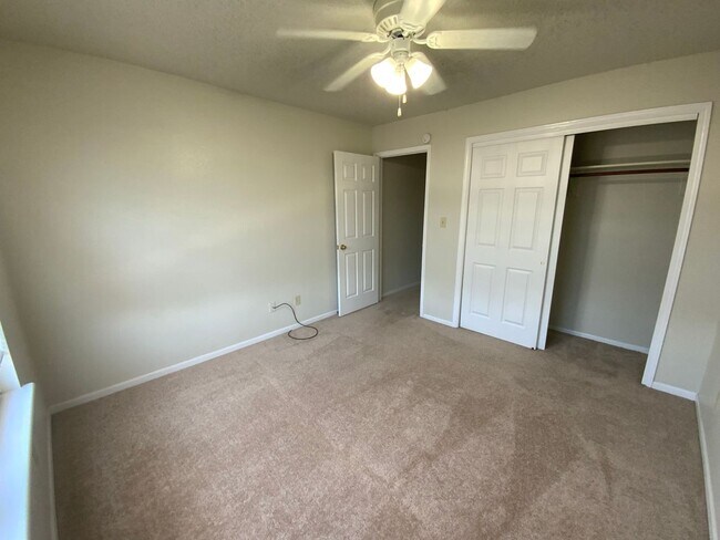 Building Photo - 3 Bedroom 2 Bathroom Duplex