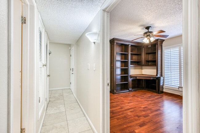 Building Photo - Beautiful House with 4 bed - 2 baths - office & covered big Jacuzzi